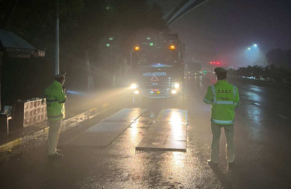 Kiểm tra, xử lý 2 xe container chở hàng hoá  quá tải trọng từ Nghệ An vào thành phố Hải Phòng qua các cửa ngõ thành phố